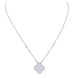 Collier Van Cleef & Arpels, "Vintage Alhambra", en or blanc, nacre - Castafiore