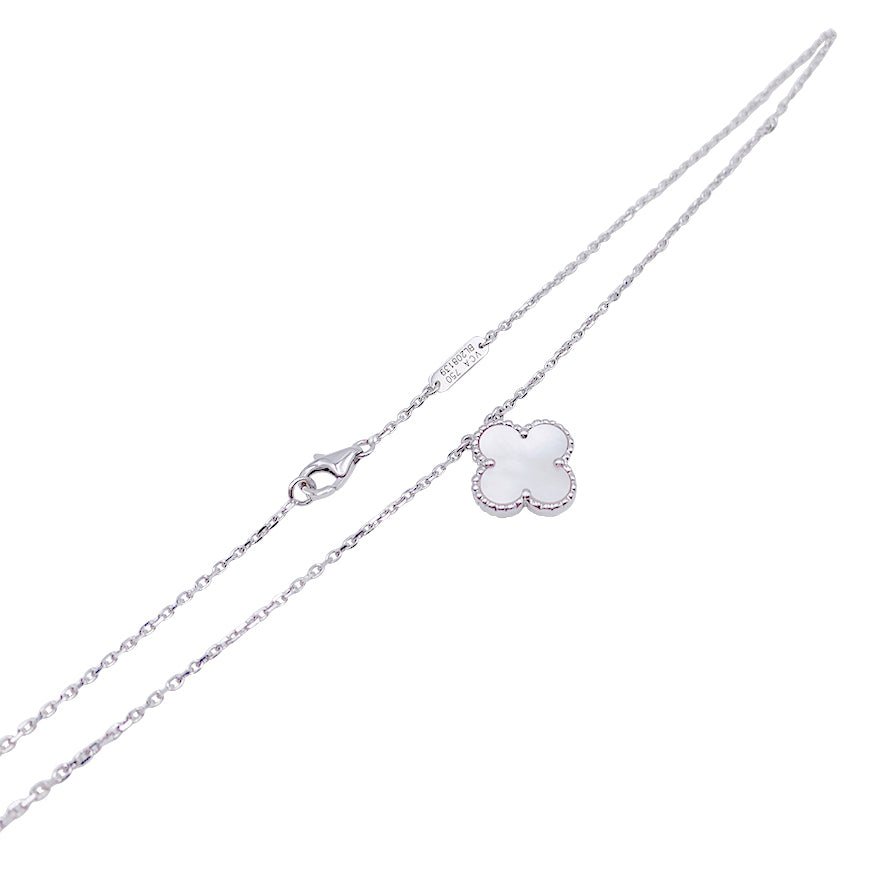 Collier Van Cleef & Arpels, "Vintage Alhambra", en or blanc, nacre - Castafiore