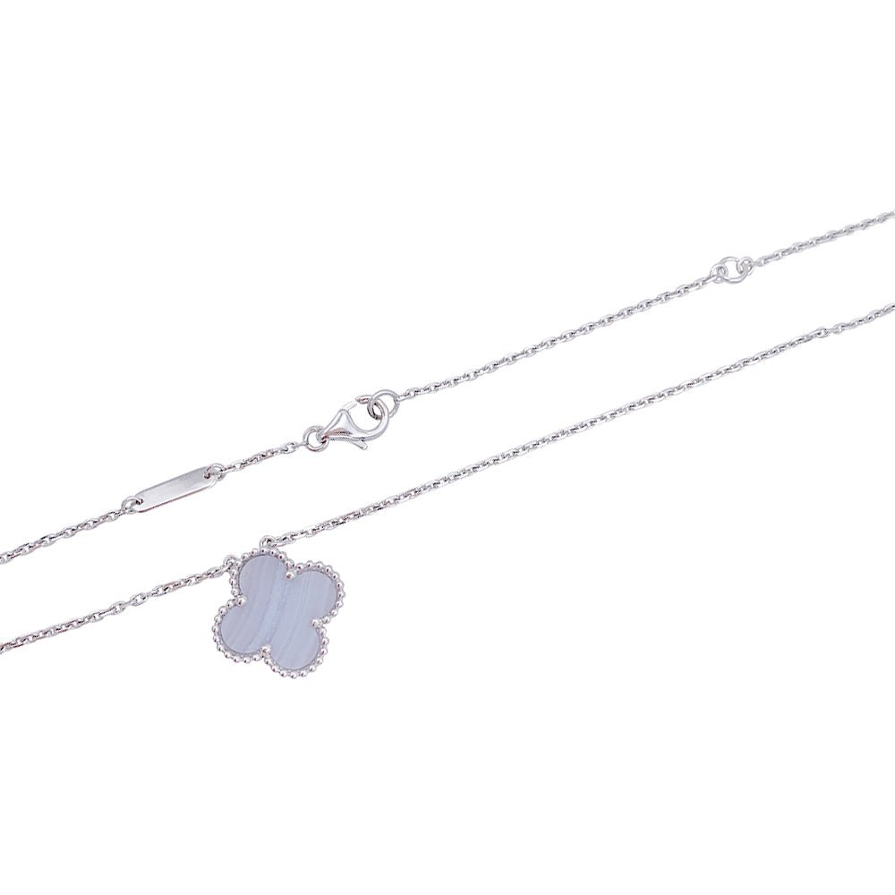 Collier Van Cleef & Arpels, "Vintage Alhambra", or blanc, calcédoine - Castafiore