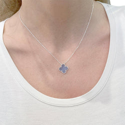 Collier Van Cleef & Arpels, "Vintage Alhambra", or blanc, calcédoine - Castafiore