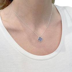 Collier Van Cleef & Arpels, "Vintage Alhambra", or blanc, calcédoine - Castafiore