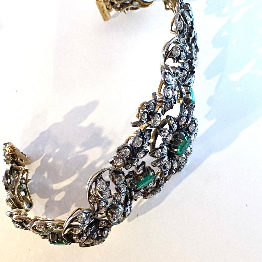 Exceptionnel bracelet en or 18 carats et argent, serti de diamants et d'émeraudes. Epoque XIXème - Castafiore