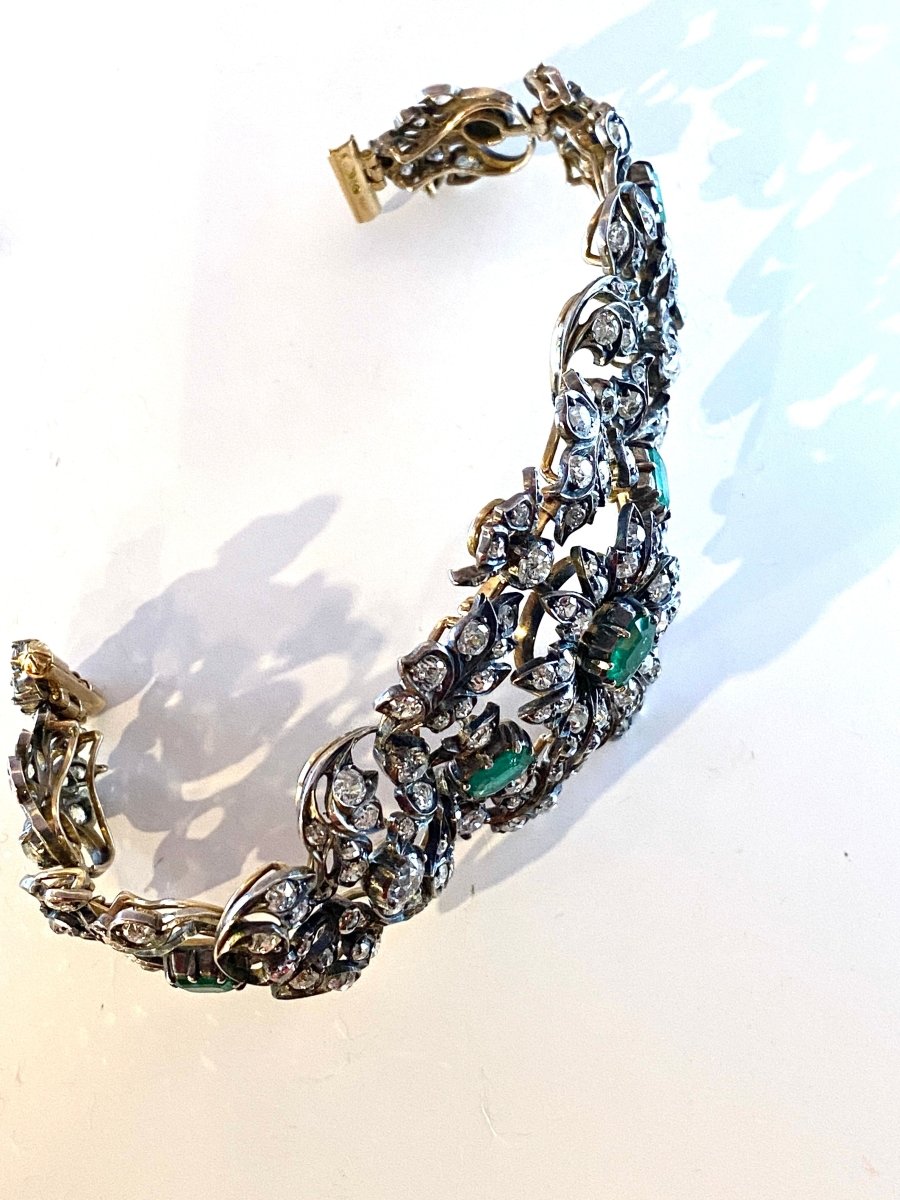 Exceptionnel bracelet en or 18 carats et argent, serti de diamants et d'émeraudes. Epoque XIXème - Castafiore