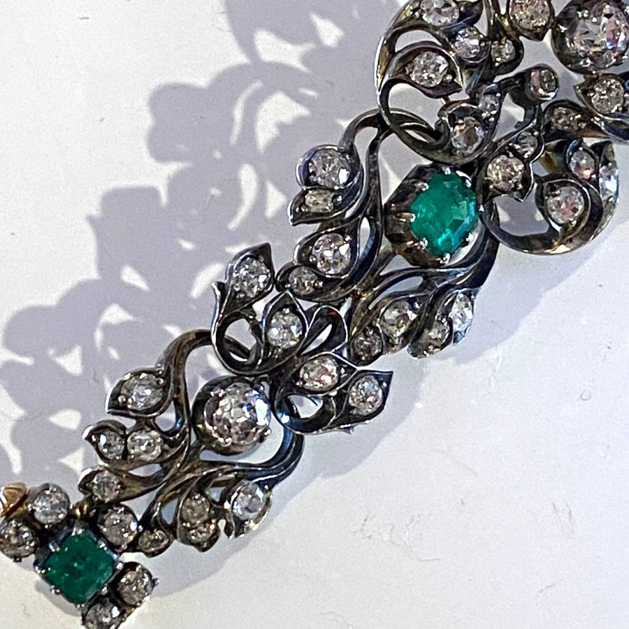 Exceptionnel bracelet en or 18 carats et argent, serti de diamants et d'émeraudes. Epoque XIXème - Castafiore