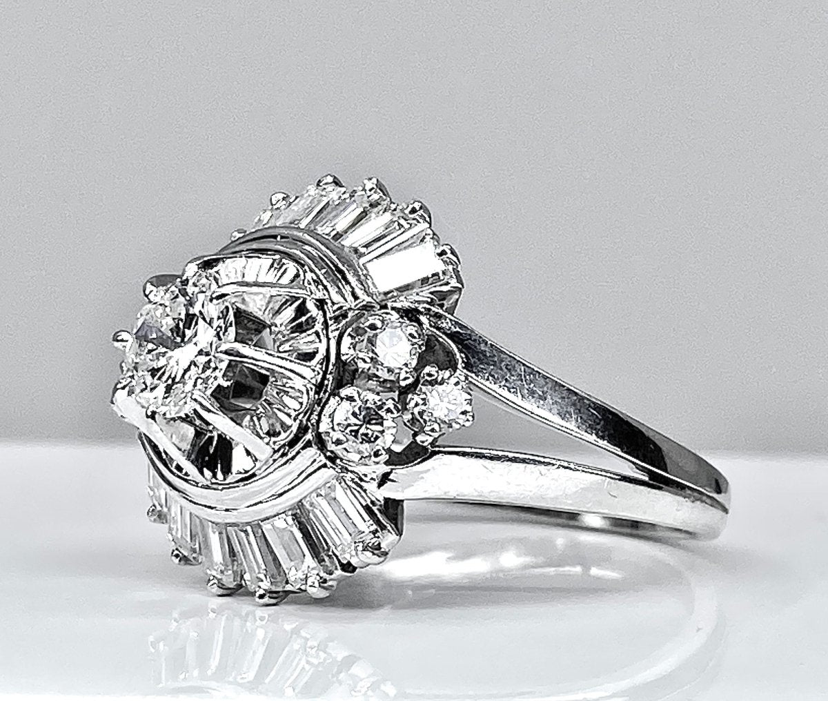 Magnifique bague en platine en diamants baguettes et diamants ronds . - Castafiore