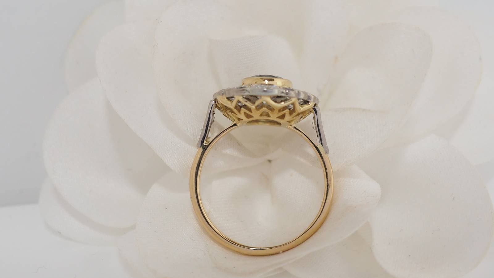 Pompadour ring in two-tone gold, sapphire and diamonds 