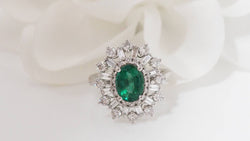 Entourage ring in white gold, oval emerald and diamonds 