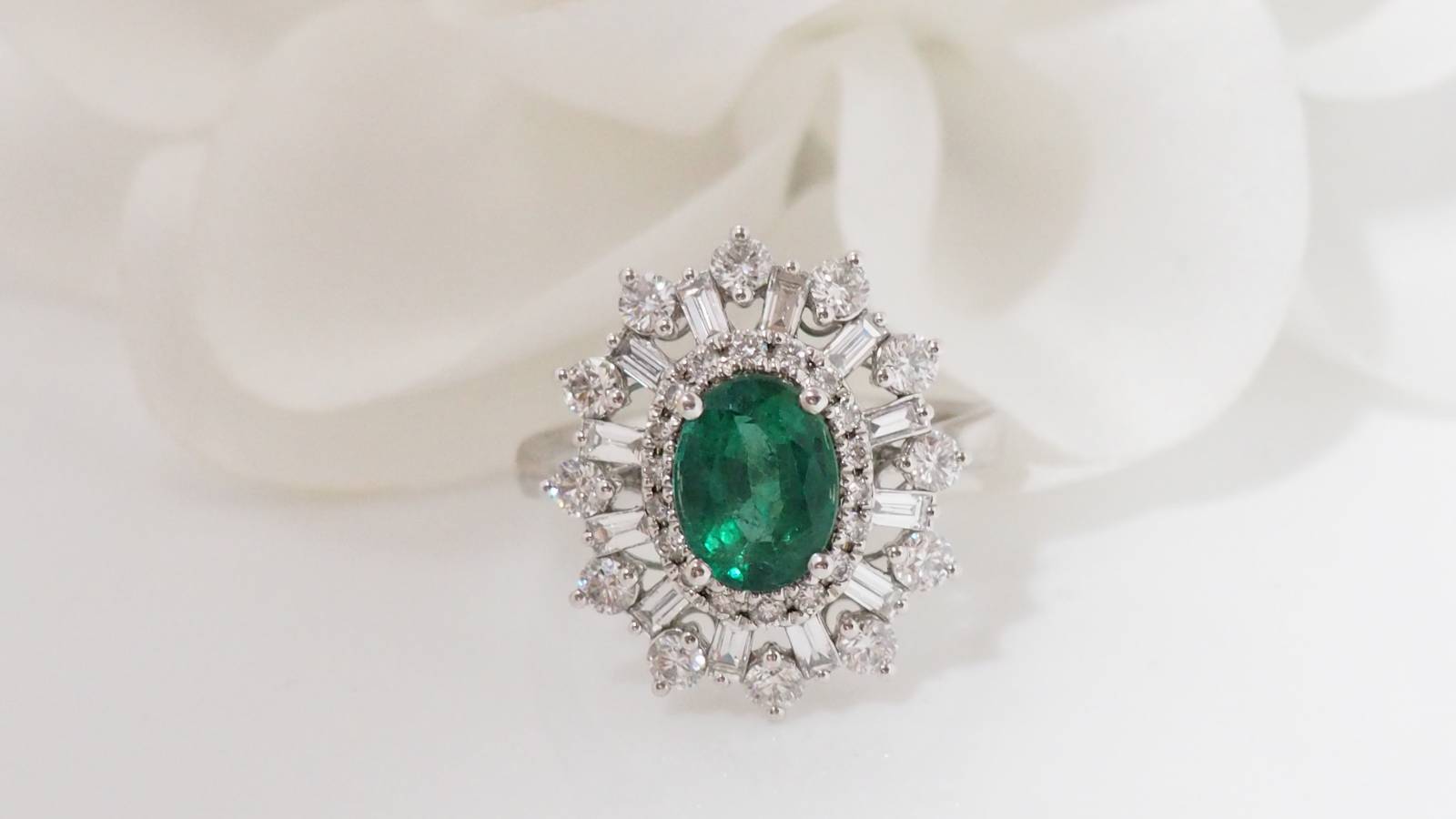 Entourage ring in white gold, oval emerald and diamonds 
