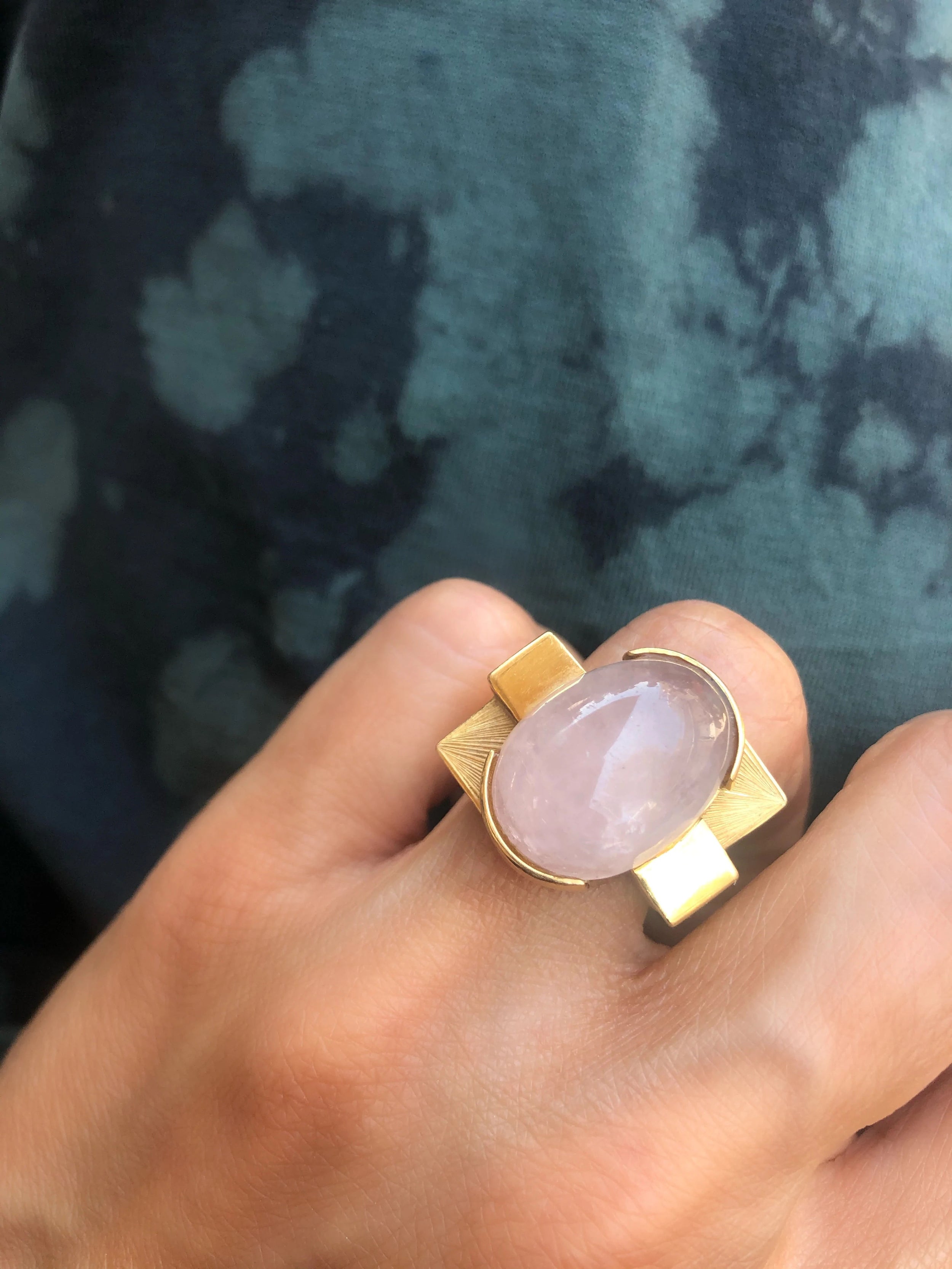 Bague or jaune géométrique ornée d'un quartz rose
