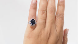 Bague entourage en or blanc, saphir et diamants