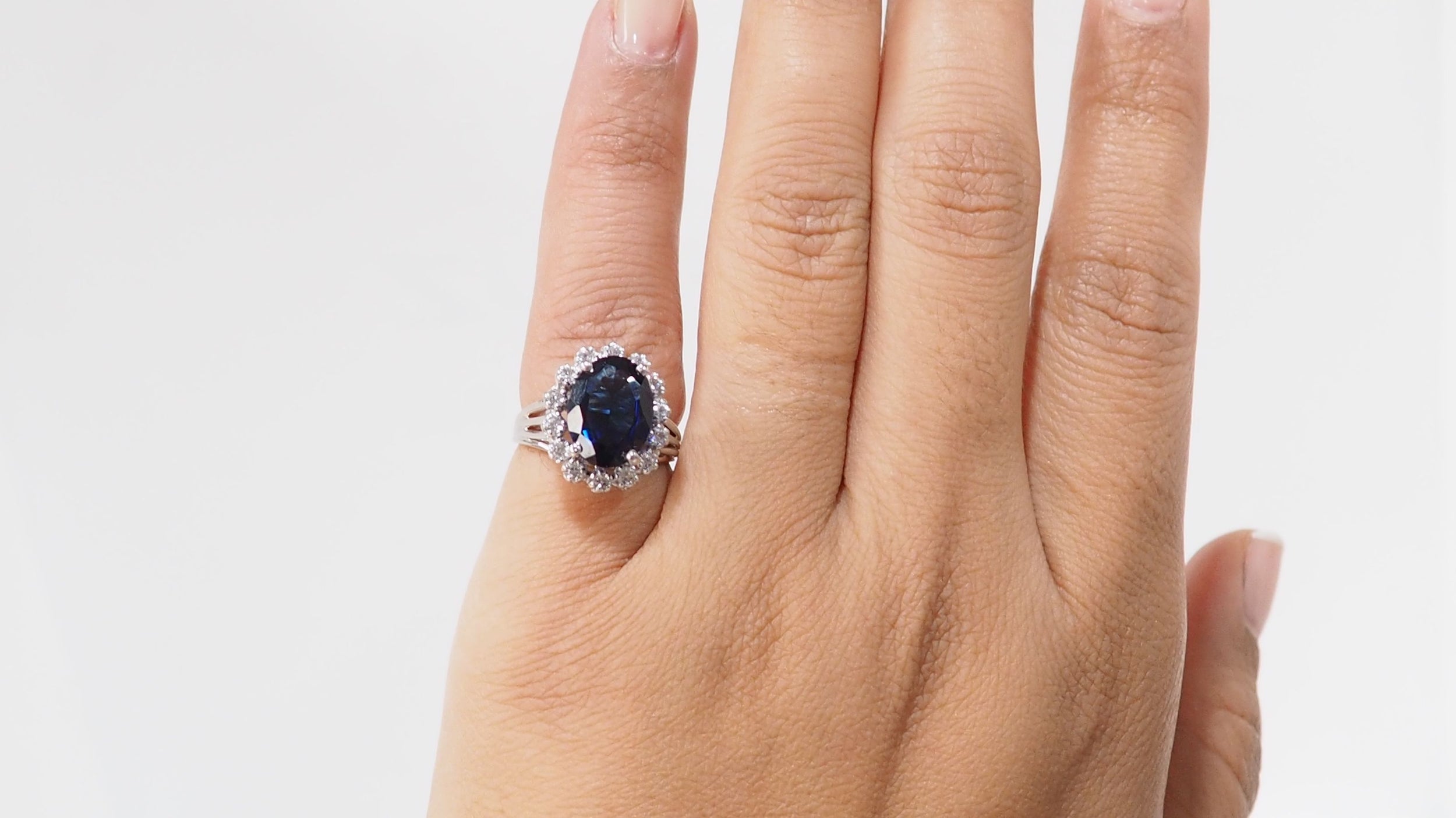 Bague entourage en or blanc, saphir et diamants