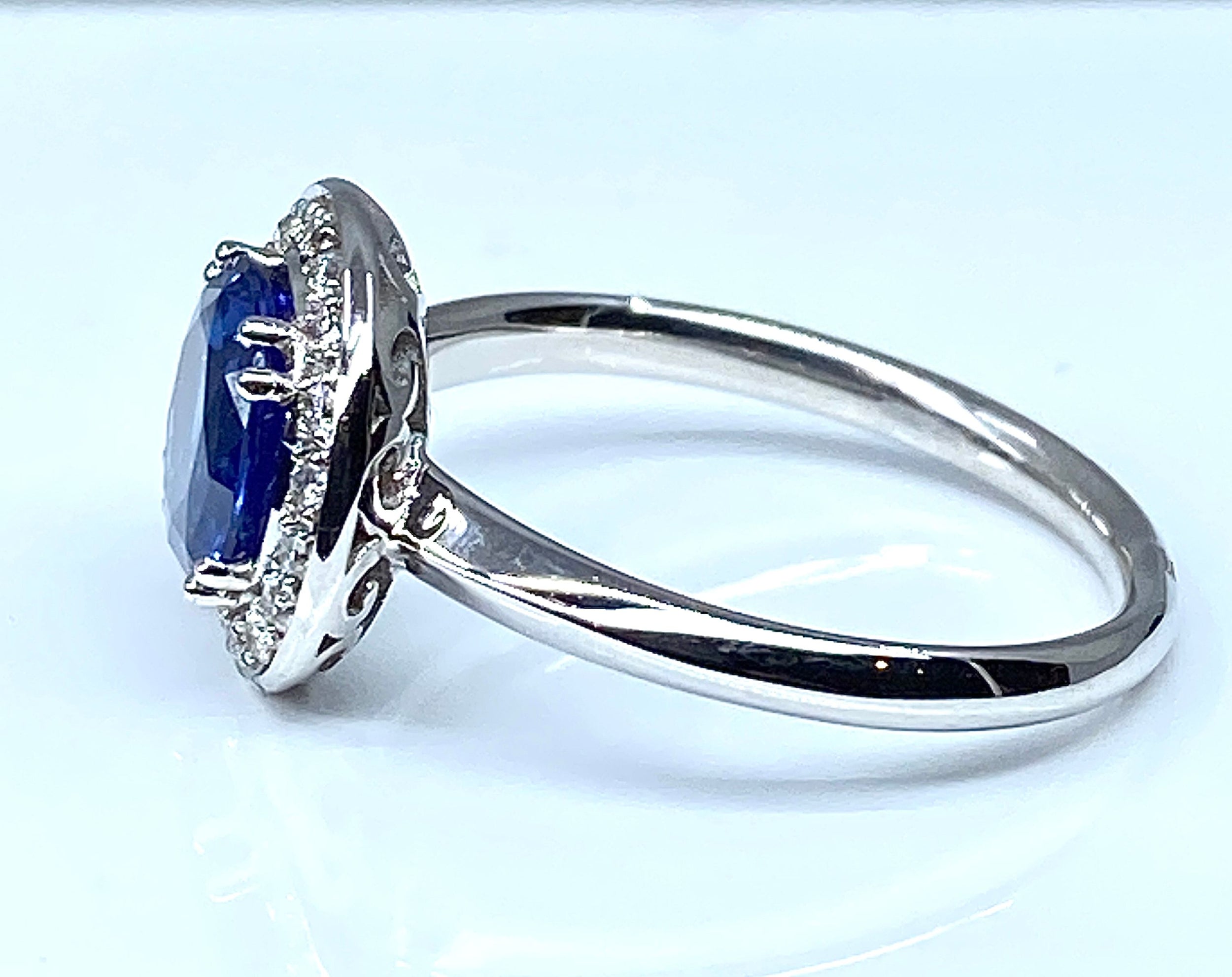 Bague de fiançailles en or blanc 18 carats en saphir et diamants