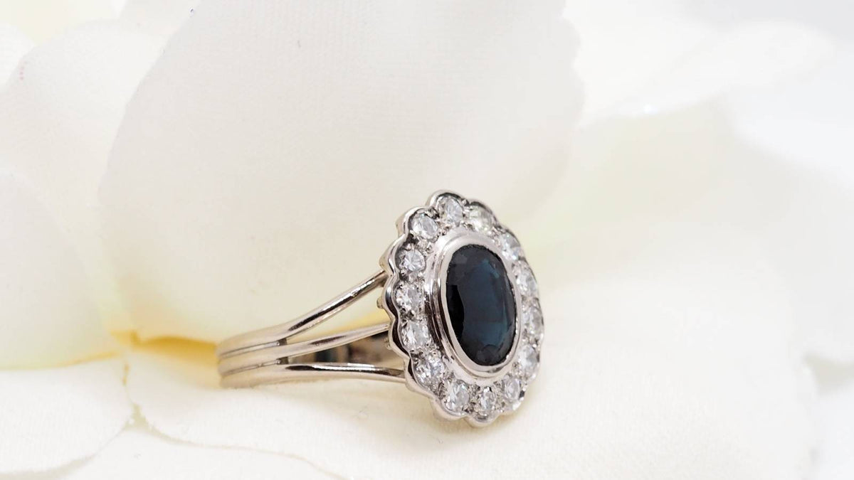Daisy ring in white gold, sapphire and diamonds 