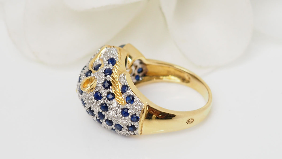 Panthère ring in yellow gold, sapphires and diamonds 