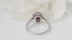 Bague entourage en or blanc, rubis et diamants