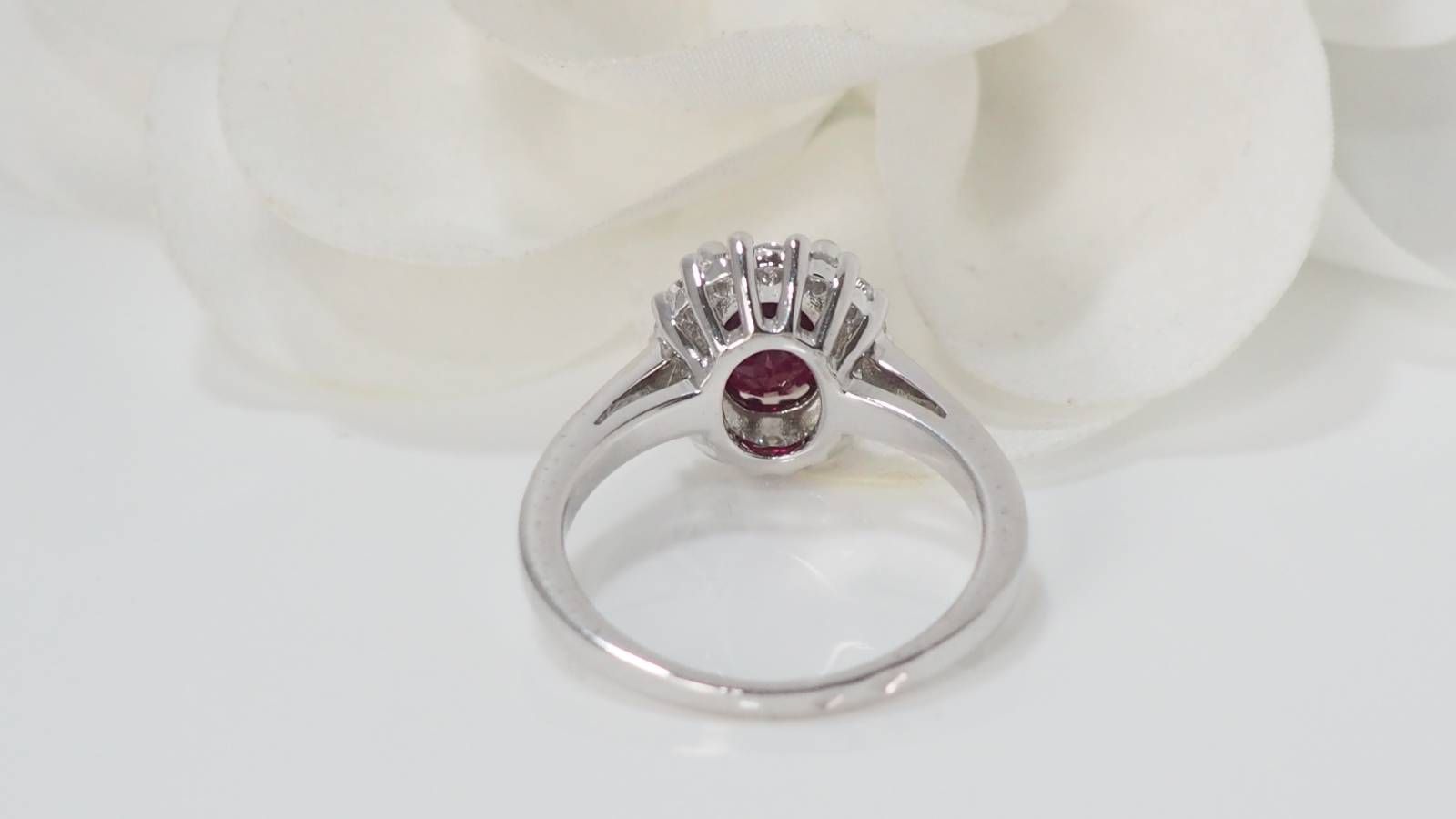 Bague entourage en or blanc, rubis et diamants