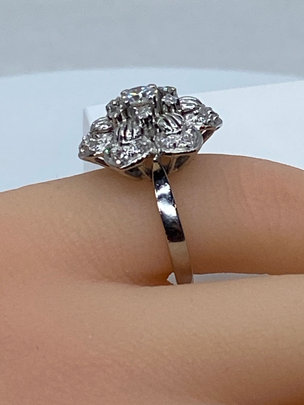 18-karat gold “Six-petal daisy” ring set with diamonds