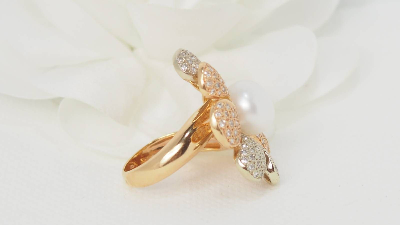 Flower ring in 3-tone gold with diamonds and cultured pearl 
