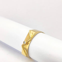 Geometric ring in yellow gold with diamonds