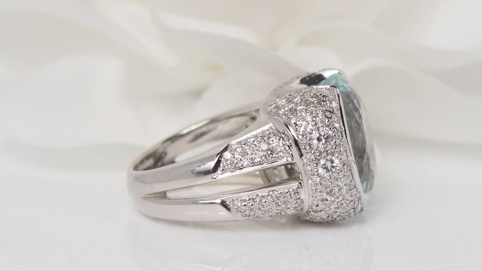 White gold, aquamarine and diamond ring 