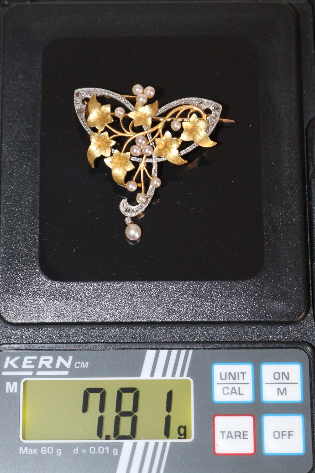 Art Nouveau pendant brooch
