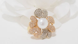 Flower ring in 3-tone gold with diamonds and cultured pearl 