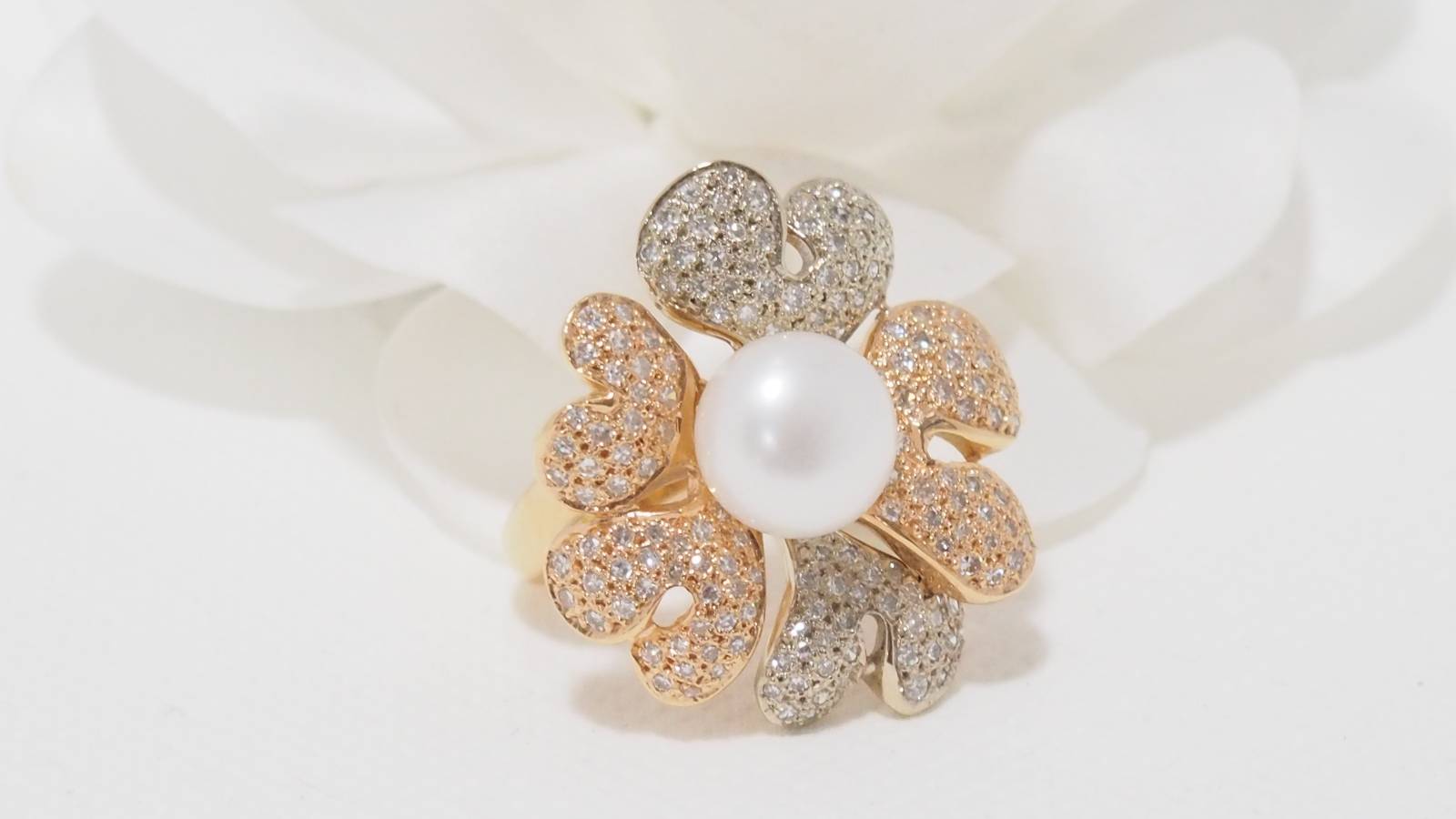 Flower ring in 3-tone gold with diamonds and cultured pearl 