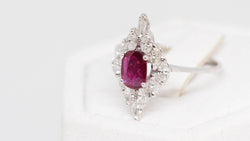Bague marquise en or blanc, rubis et diamants