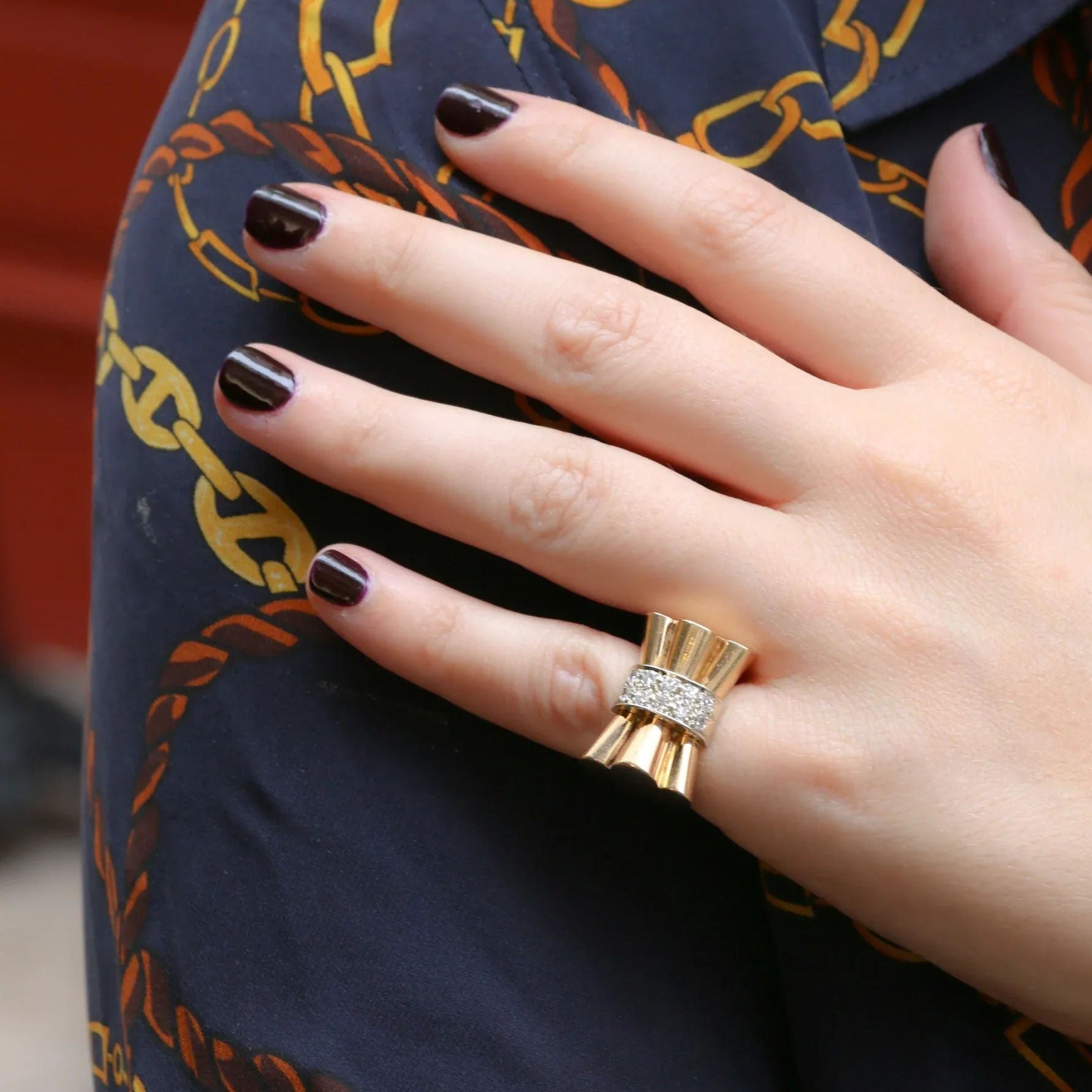 Art-Deco knot ring in gold and diamonds