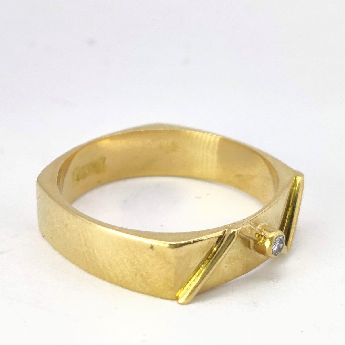 Geometric ring in yellow gold with diamonds