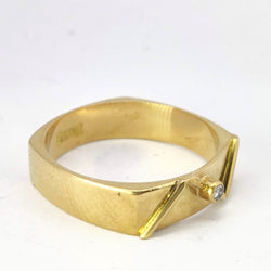 Geometric ring in yellow gold with diamonds