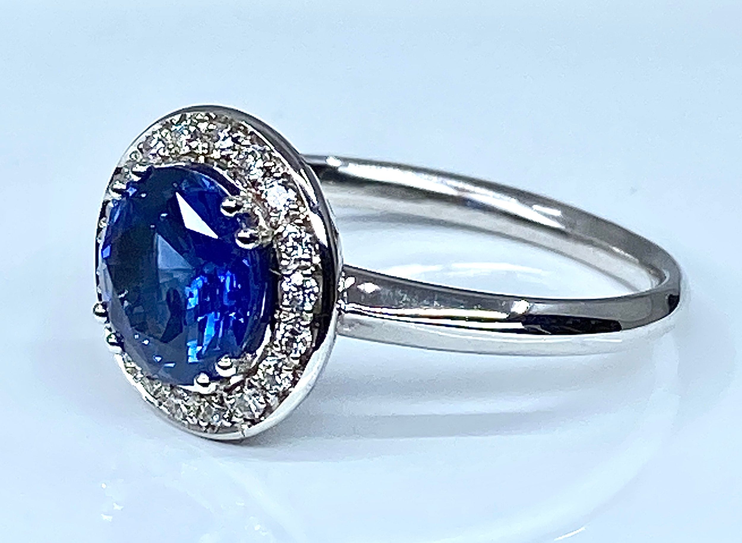 Bague de fiançailles en or blanc 18 carats en saphir et diamants