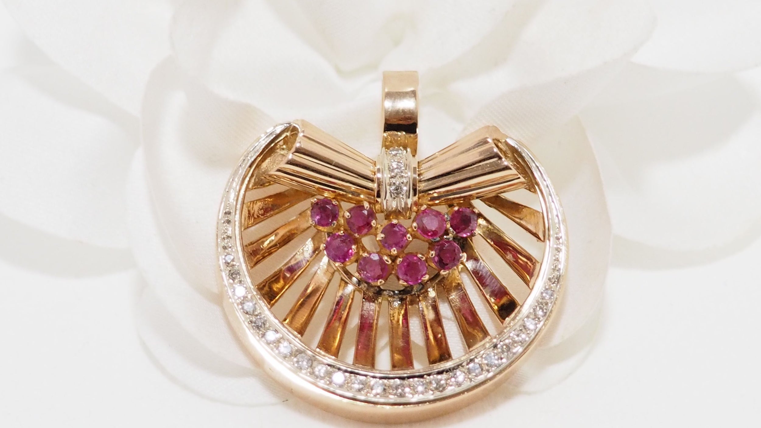 Pendant in yellow gold, rubies and diamonds 