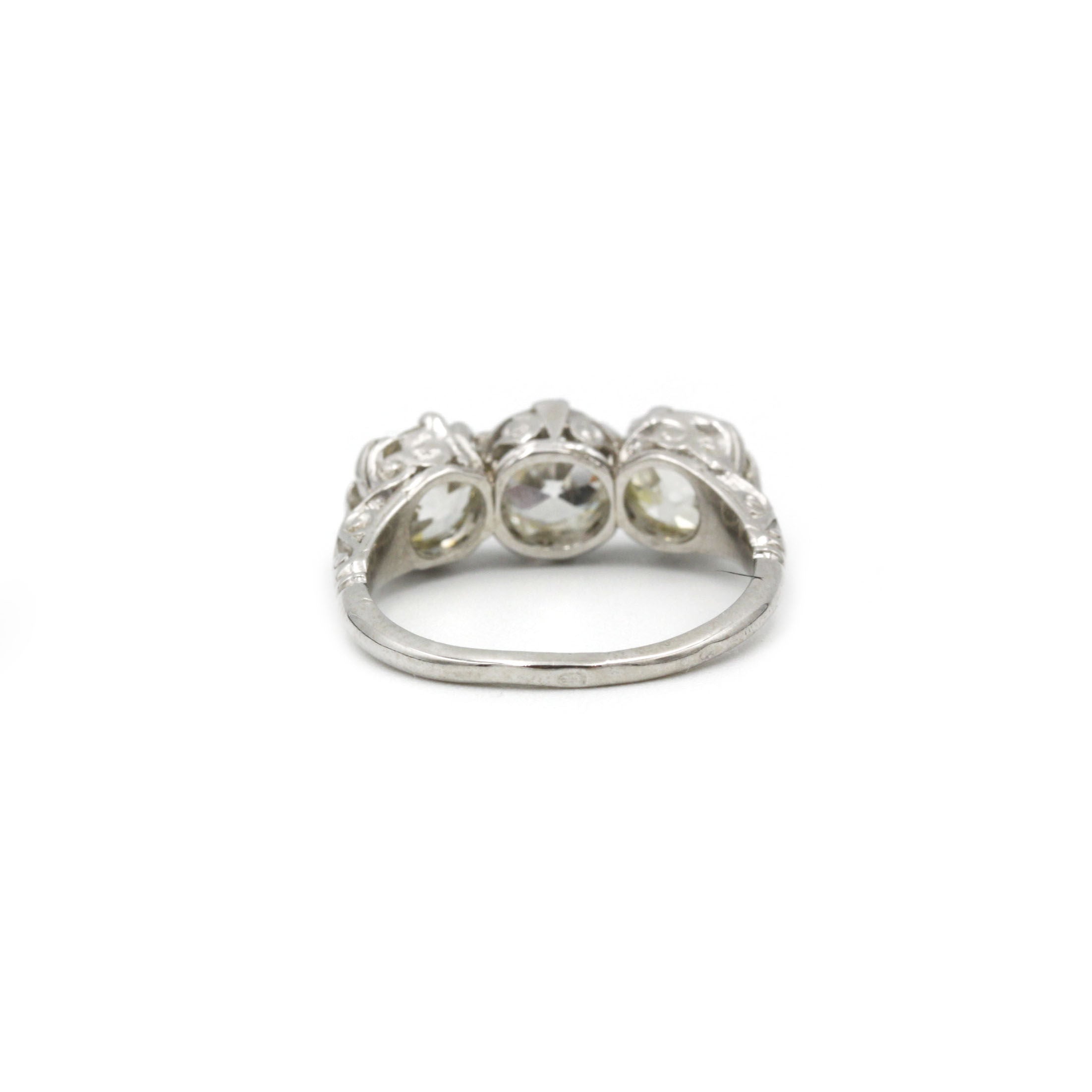 Bague - Platine Et Diamants