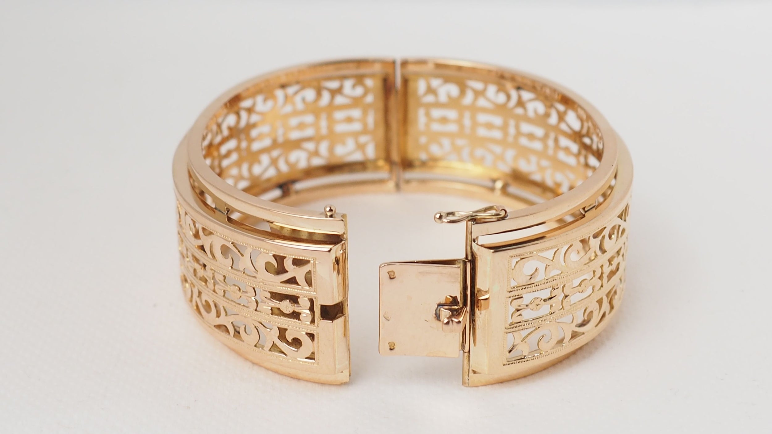 Slave openwork bracelet in yellow gold 