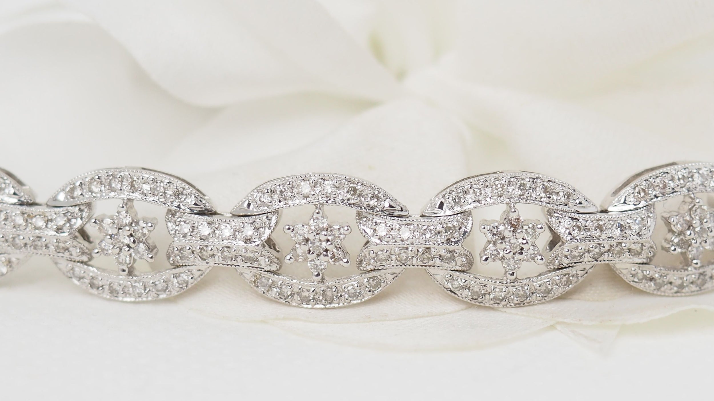 Openwork bracelet in white gold and diamonds 