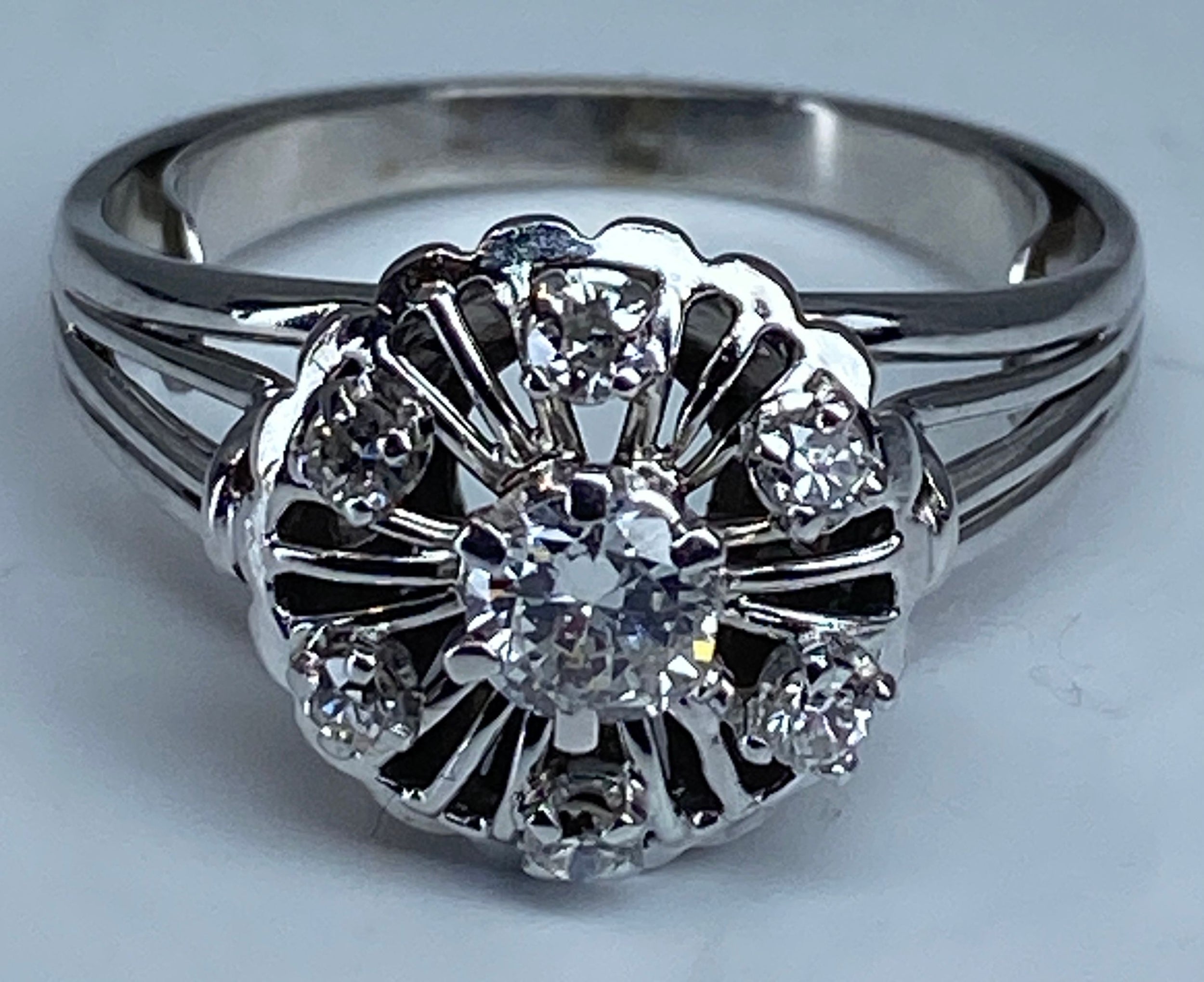 Bague ronde en or 18 carats marguerite sertie de 7 diamants de taille brillant