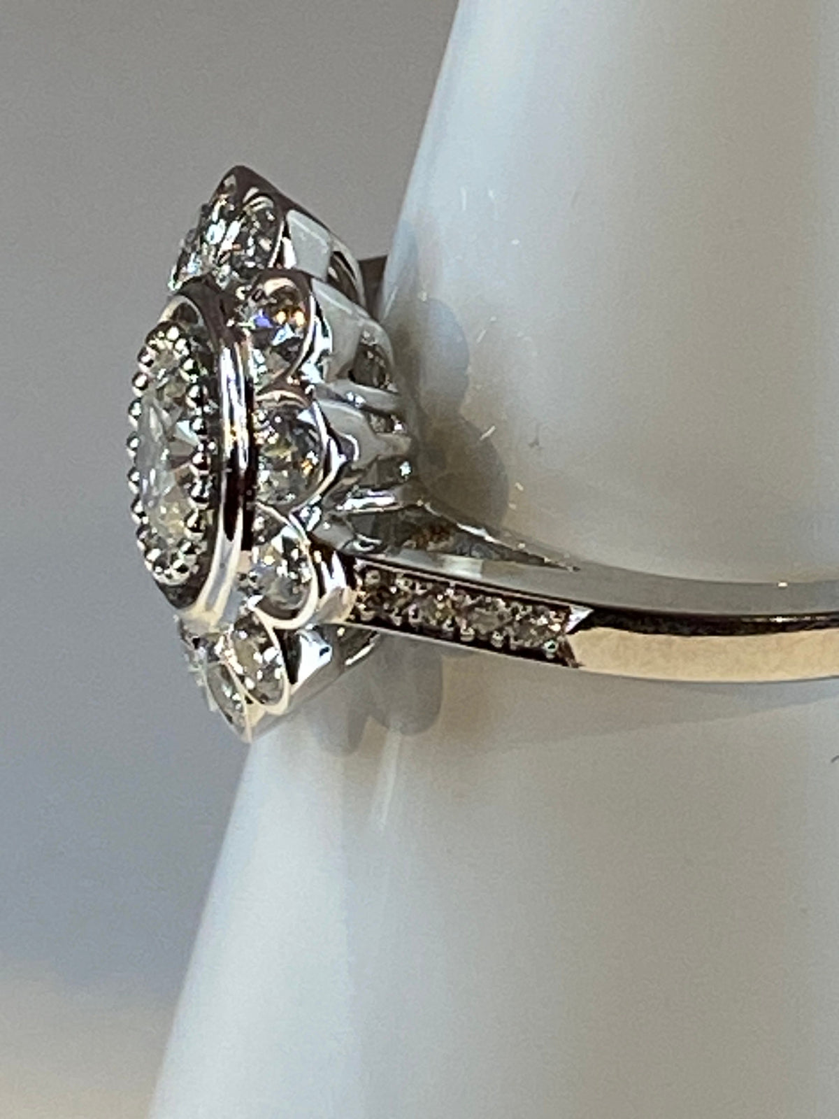 18k gold daisy ring with brilliant-cut diamonds