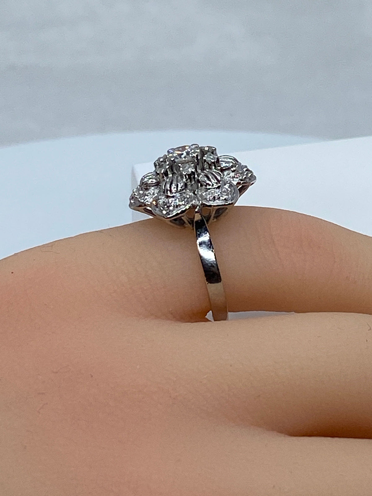 18-karat gold “Six-petal daisy” ring set with diamonds