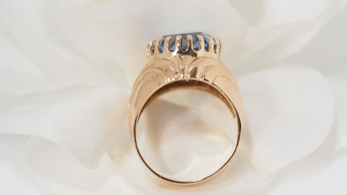 Yellow gold and blue topaz ring 