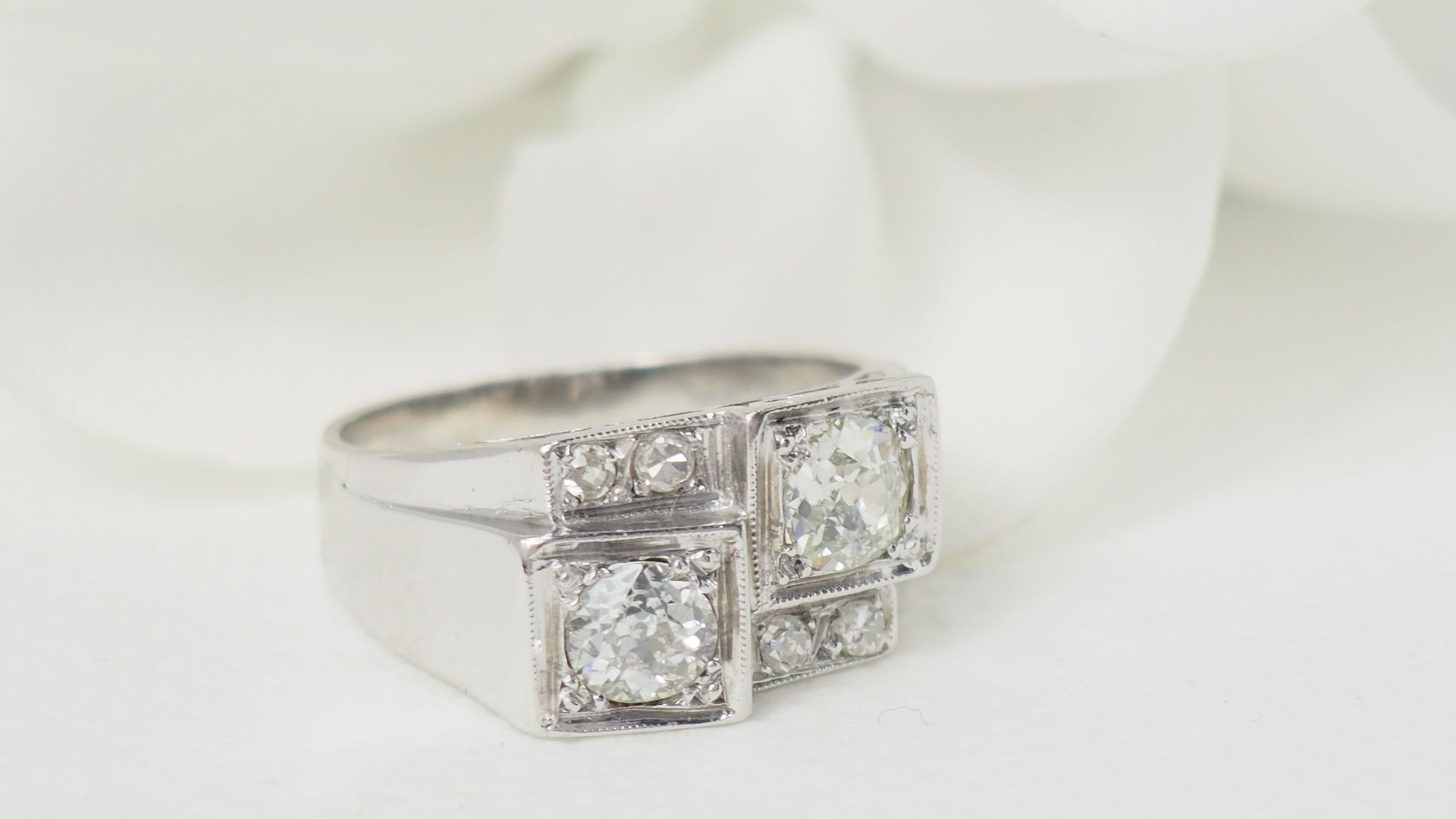 Bague Art Déco en platine et diamants