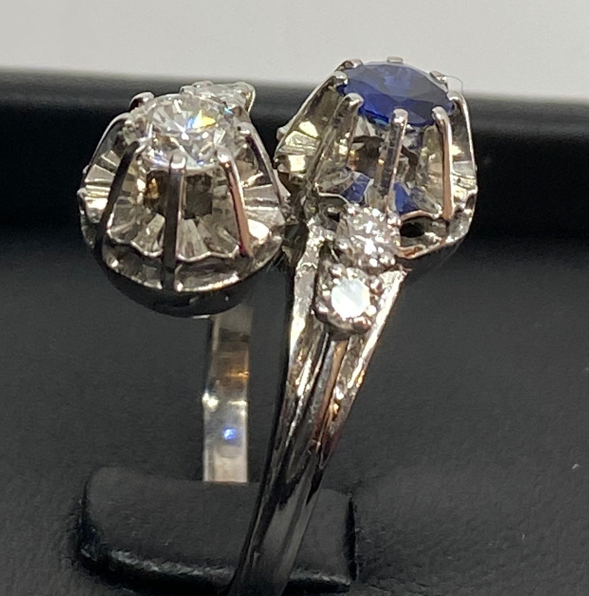 Ring in 18 carat gold, you and me in diamonds and Sapphire
