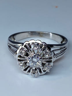 Bague ronde en or 18 carats marguerite sertie de 7 diamants de taille brillant