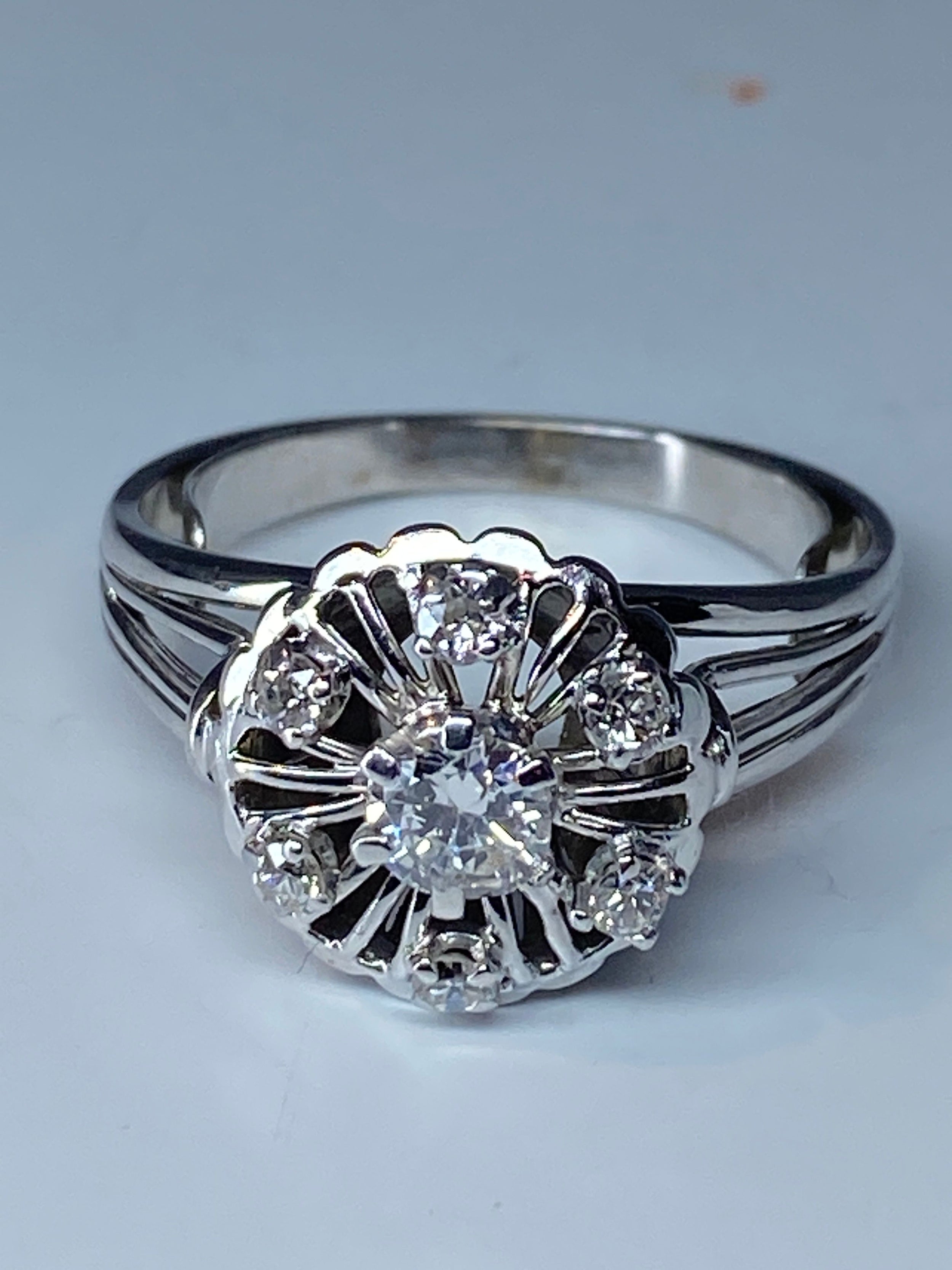 Bague ronde en or 18 carats marguerite sertie de 7 diamants de taille brillant