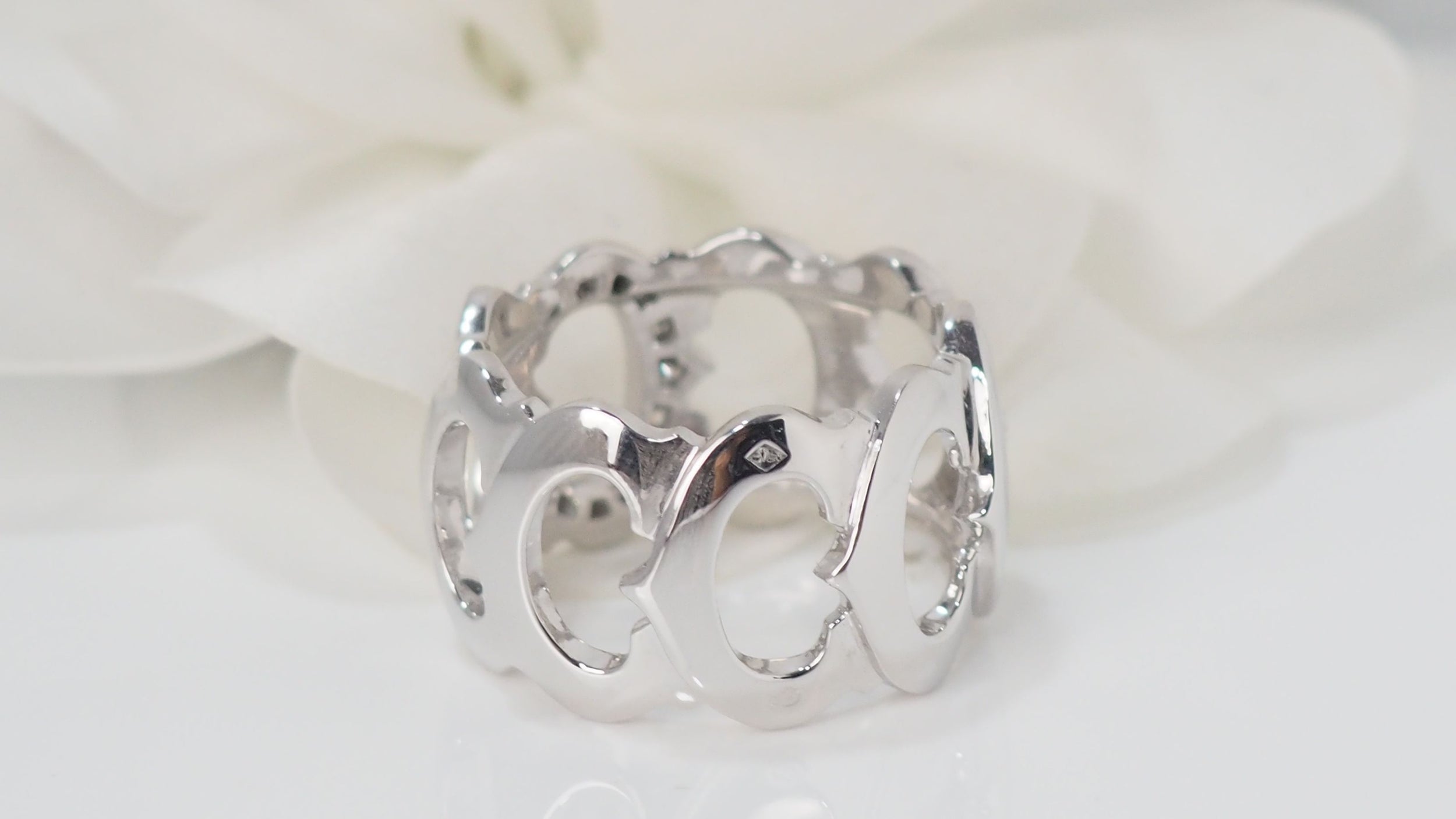 C Cartier collection ring in white gold and diamonds 