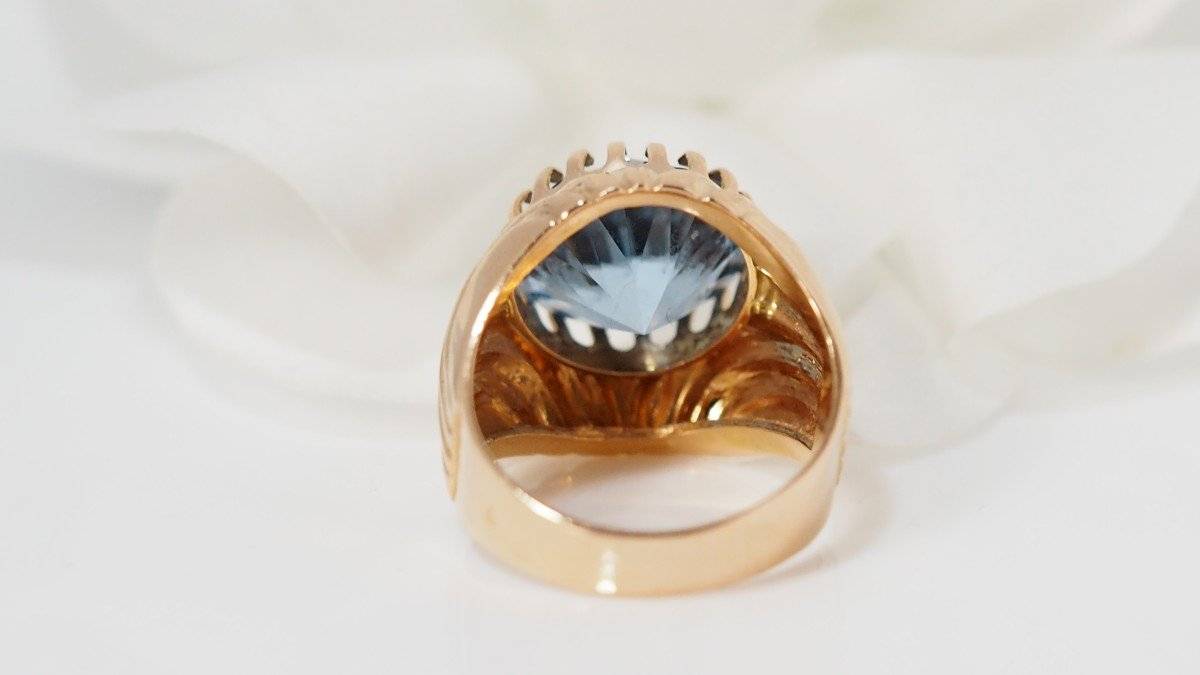 Yellow gold and blue topaz ring 