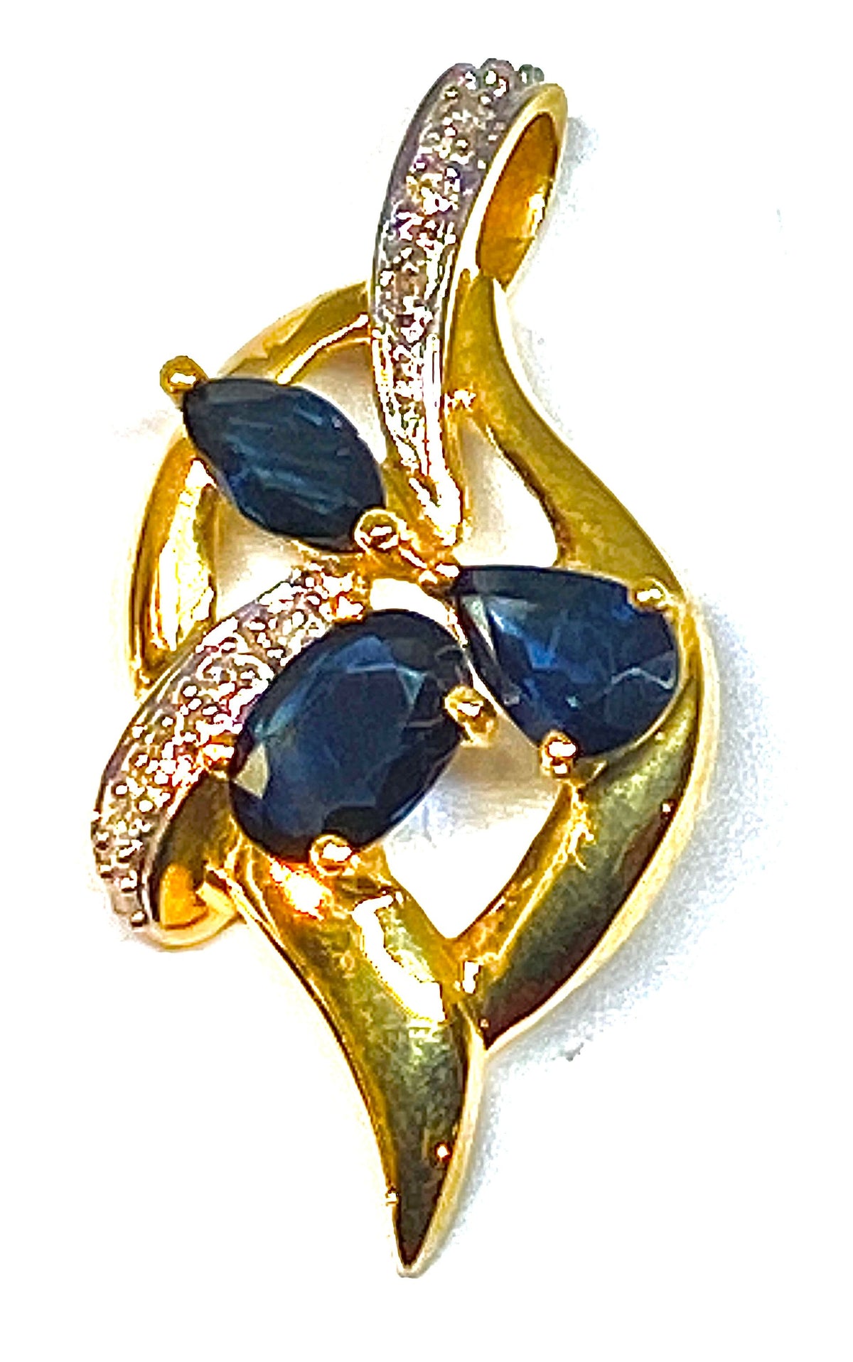 Pendentif en or 18 carats serti de 3 saphirs poires et de 10 diamants