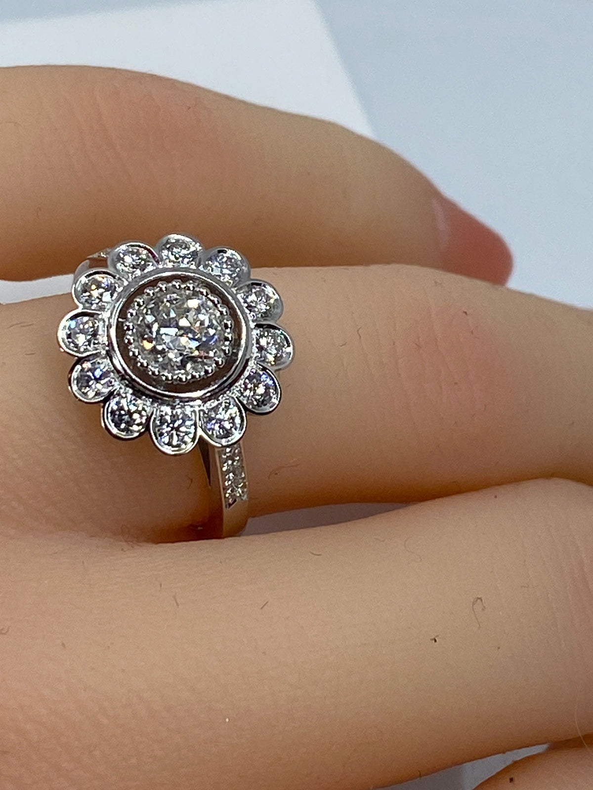 18k gold daisy ring with brilliant-cut diamonds