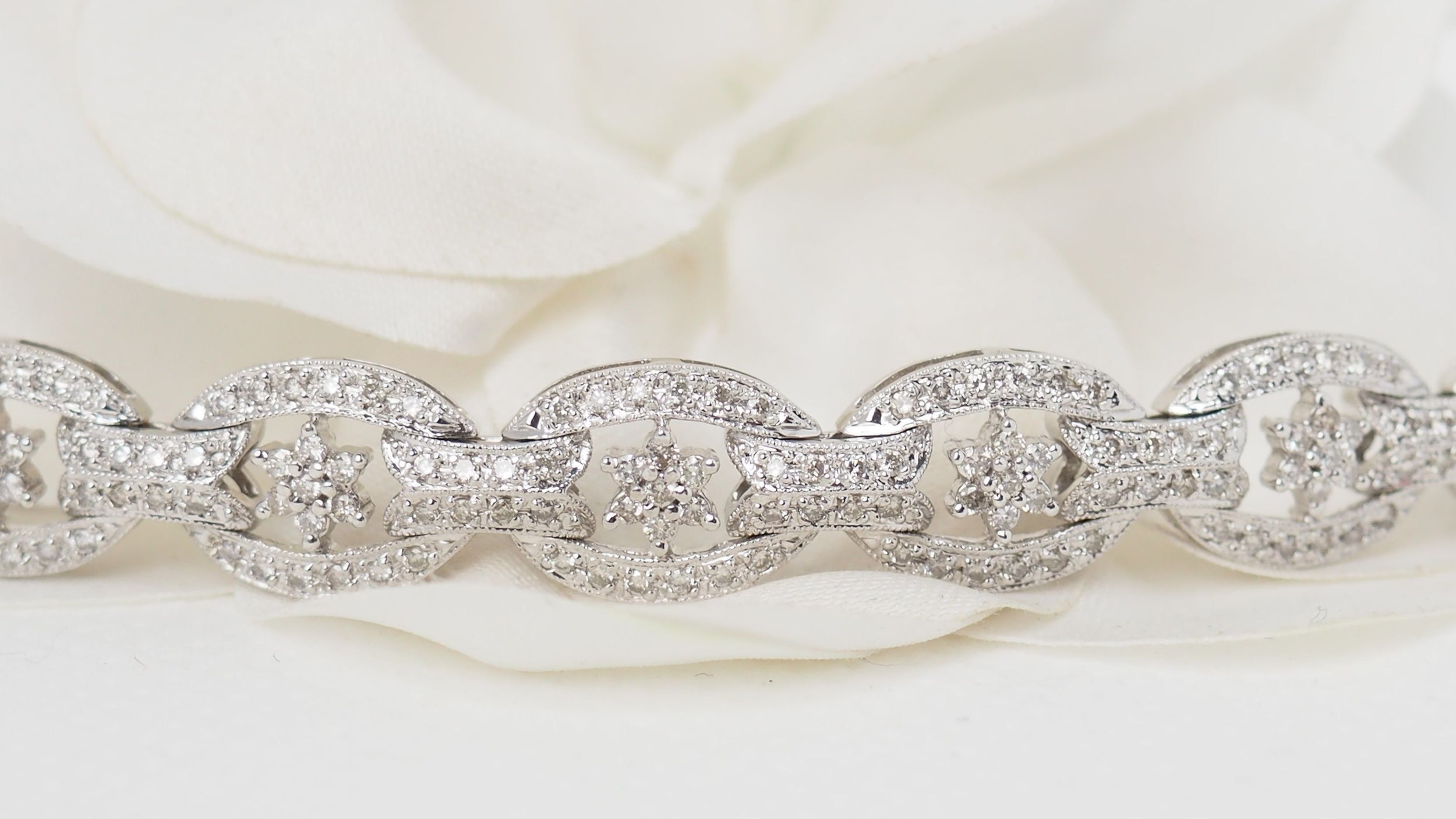 Openwork bracelet in white gold and diamonds 