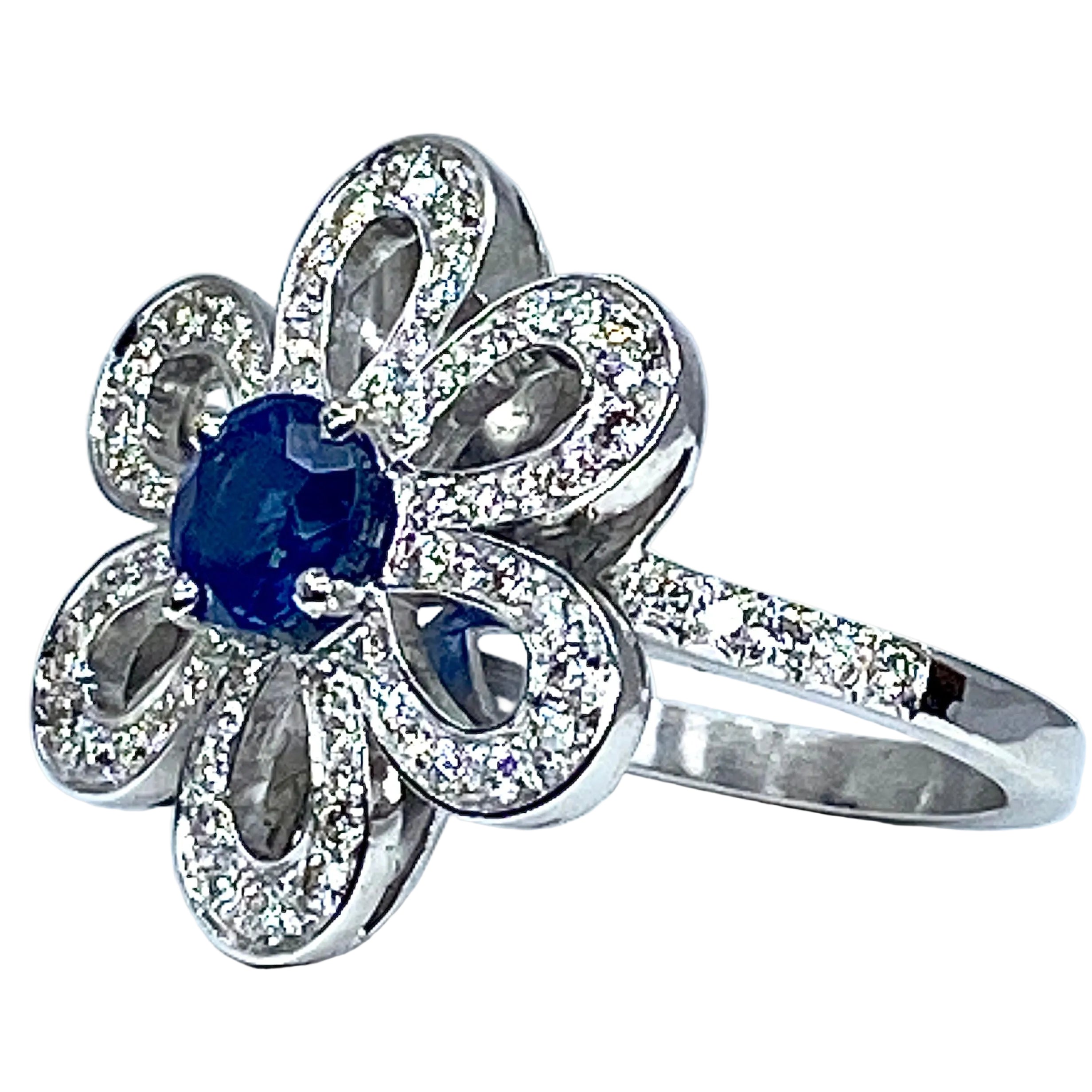 Bague fleur en or 18 carats en saphir et diamants